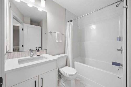 72 Seton Villas Se, Calgary, AB - Indoor Photo Showing Bathroom