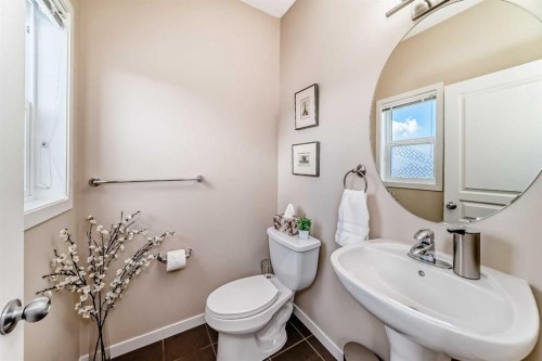 199 River Heights Green, Cochrane, AB - Indoor Photo Showing Bathroom