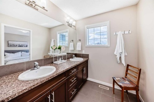 199 River Heights Green, Cochrane, AB - Indoor Photo Showing Bathroom