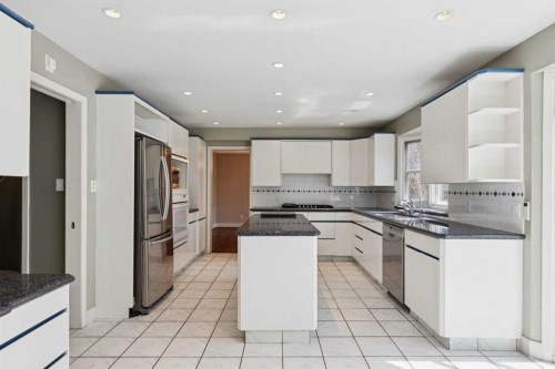 1207 Baldwin Crescent Sw, Calgary, AB - Indoor Photo Showing Kitchen