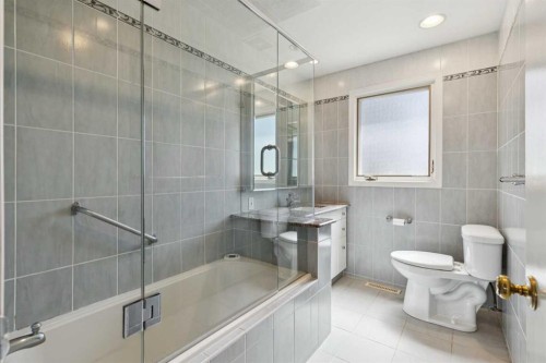 1207 Baldwin Crescent Sw, Calgary, AB - Indoor Photo Showing Bathroom