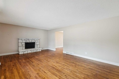1207 Baldwin Crescent Sw, Calgary, AB - Indoor Photo Showing Living Room