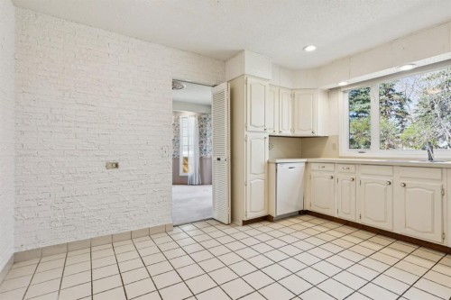 40 Varston Place Nw, Calgary, AB - Indoor Photo Showing Kitchen