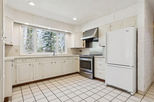 40 Varston Place Nw, Calgary, AB - Indoor Photo Showing Kitchen