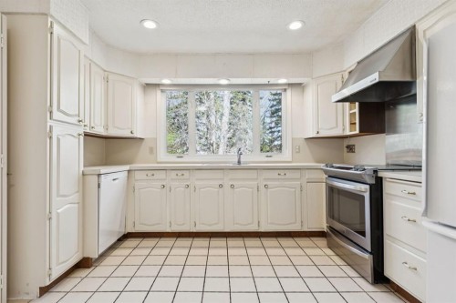 40 Varston Place Nw, Calgary, AB - Indoor Photo Showing Kitchen