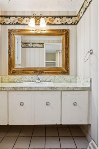 40 Varston Place Nw, Calgary, AB - Indoor Photo Showing Bathroom