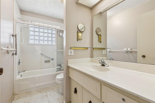 40 Varston Place Nw, Calgary, AB - Indoor Photo Showing Bathroom