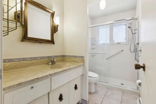 40 Varston Place Nw, Calgary, AB - Indoor Photo Showing Bathroom