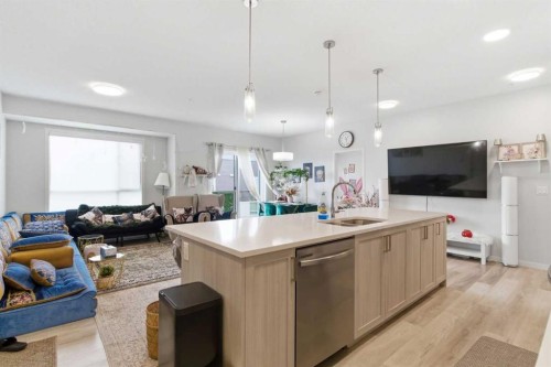 3417-33 Carringham Gate Nw, Calgary, AB - Indoor
