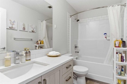 3417-33 Carringham Gate Nw, Calgary, AB - Indoor Photo Showing Bathroom