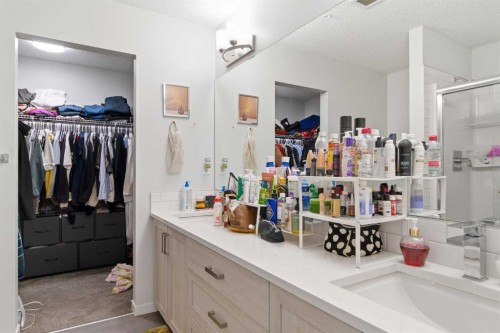 3417-33 Carringham Gate Nw, Calgary, AB - Indoor Photo Showing Bathroom
