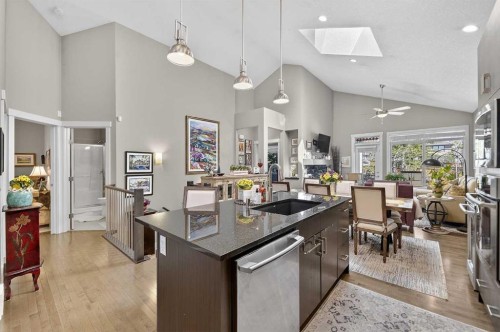 43 Cortina Villas Sw, Calgary, AB - Indoor Photo Showing Kitchen With Upgraded Kitchen