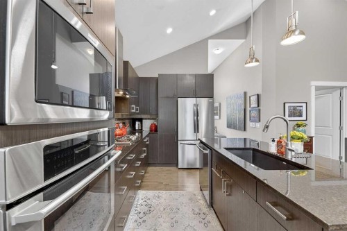 43 Cortina Villas Sw, Calgary, AB - Indoor Photo Showing Kitchen With Upgraded Kitchen