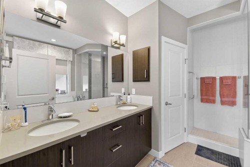 43 Cortina Villas Sw, Calgary, AB - Indoor Photo Showing Bathroom