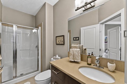 43 Cortina Villas Sw, Calgary, AB - Indoor Photo Showing Bathroom