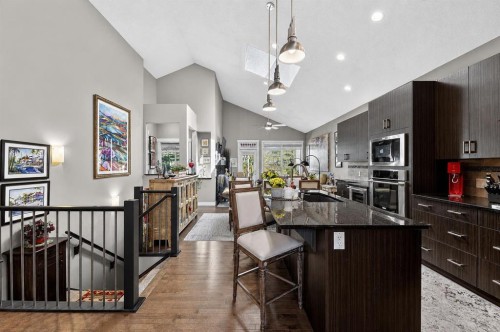 43 Cortina Villas Sw, Calgary, AB - Indoor Photo Showing Kitchen With Upgraded Kitchen