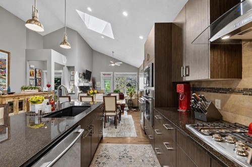 43 Cortina Villas Sw, Calgary, AB - Indoor Photo Showing Kitchen With Upgraded Kitchen