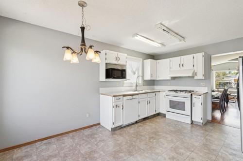 34 Shawfield Place Sw, Calgary, AB - Indoor Photo Showing Kitchen