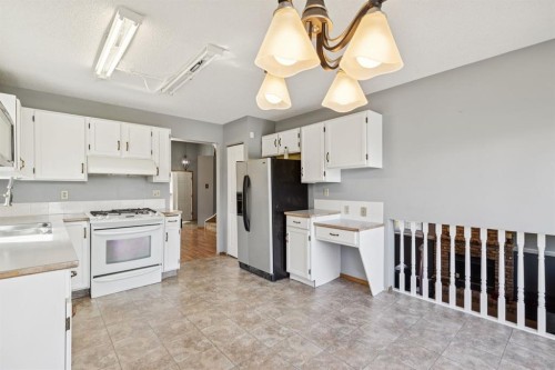 34 Shawfield Place Sw, Calgary, AB - Indoor Photo Showing Kitchen With Double Sink