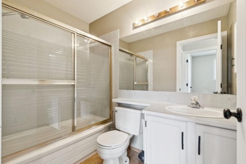34 Shawfield Place Sw, Calgary, AB - Indoor Photo Showing Bathroom
