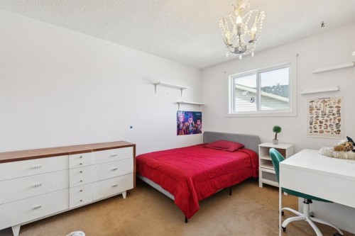 34 Shawfield Place Sw, Calgary, AB - Indoor Photo Showing Bedroom