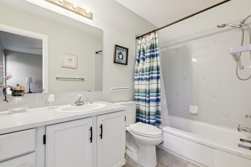 34 Shawfield Place Sw, Calgary, AB - Indoor Photo Showing Bathroom