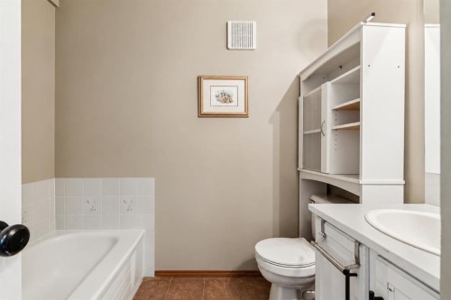 34 Shawfield Place Sw, Calgary, AB - Indoor Photo Showing Bathroom