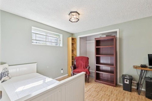 34 Shawfield Place Sw, Calgary, AB - Indoor Photo Showing Bedroom