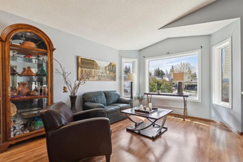 34 Shawfield Place Sw, Calgary, AB - Indoor Photo Showing Living Room