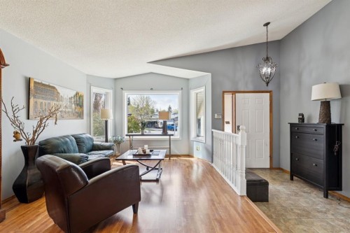 34 Shawfield Place Sw, Calgary, AB - Indoor Photo Showing Living Room