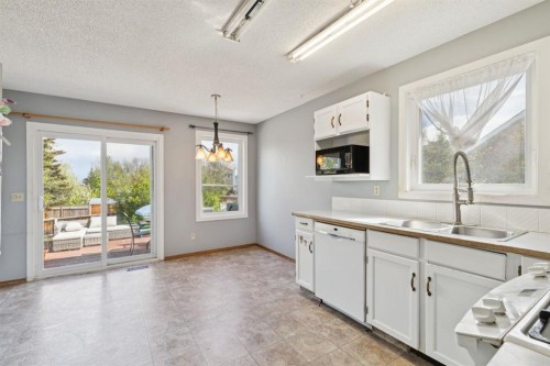 34 Shawfield Place Sw, Calgary, AB - Indoor Photo Showing Kitchen
