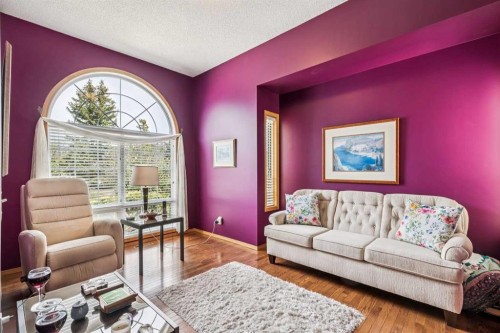 47 Sunlake Close Se, Calgary, AB - Indoor Photo Showing Living Room