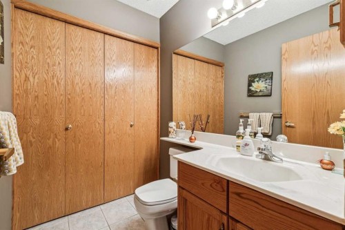 47 Sunlake Close Se, Calgary, AB - Indoor Photo Showing Bathroom
