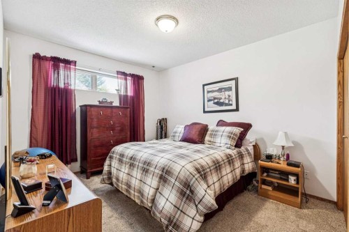 47 Sunlake Close Se, Calgary, AB - Indoor Photo Showing Bedroom