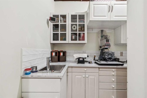 47 Sunlake Close Se, Calgary, AB - Indoor Photo Showing Kitchen