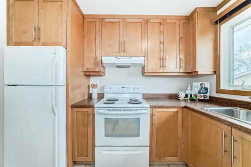 41 Alder Crescent Se, Airdrie, AB - Indoor Photo Showing Kitchen