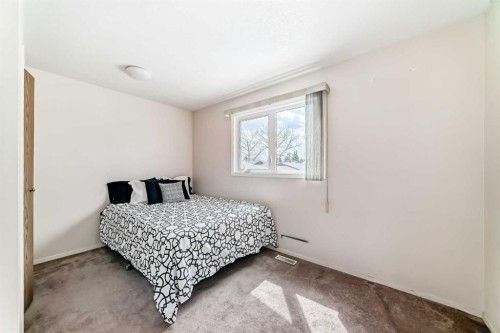 41 Alder Crescent Se, Airdrie, AB - Indoor Photo Showing Bedroom