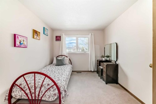 41 Alder Crescent Se, Airdrie, AB - Indoor Photo Showing Bedroom