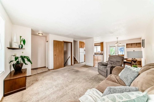 41 Alder Crescent Se, Airdrie, AB - Indoor Photo Showing Living Room