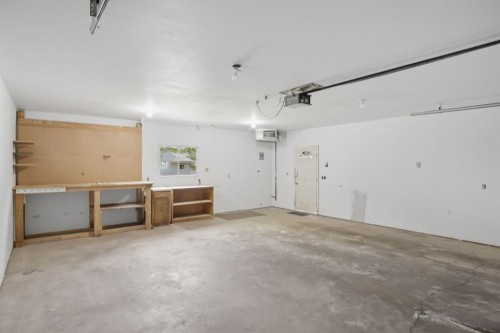 4525 Shannon Drive, Olds, AB - Indoor Photo Showing Garage