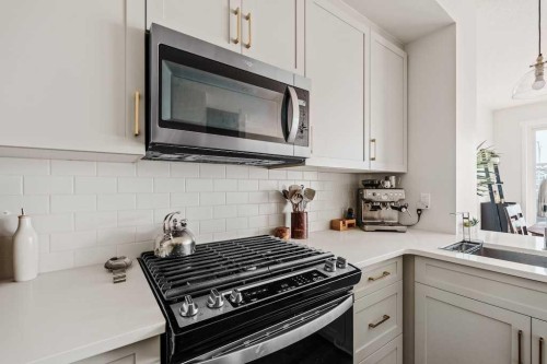 77 Magnolia Heath Se, Calgary, AB - Indoor Photo Showing Kitchen