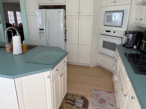 1065 East Chestermere Drive, Chestermere, AB - Indoor Photo Showing Kitchen
