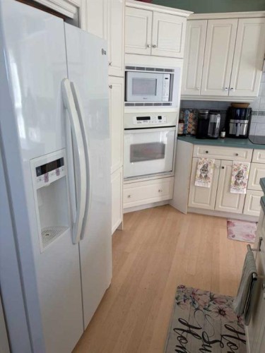 1065 East Chestermere Drive, Chestermere, AB - Indoor Photo Showing Kitchen