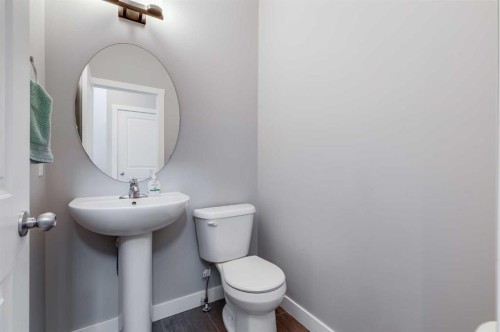 114 Hillcrest Close Sw, Airdrie, AB - Indoor Photo Showing Bathroom
