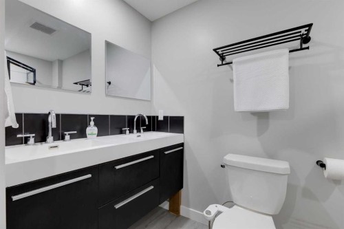 114 Hillcrest Close Sw, Airdrie, AB - Indoor Photo Showing Bathroom