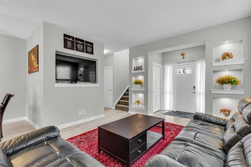 114 Hillcrest Close Sw, Airdrie, AB - Indoor Photo Showing Living Room