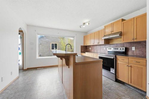 169 Cranberry Square Se, Calgary, AB - Indoor Photo Showing Kitchen