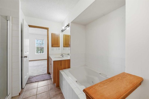 169 Cranberry Square Se, Calgary, AB - Indoor Photo Showing Bathroom