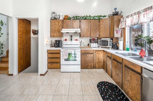 4012 Varsity Drive Nw, Calgary, AB - Indoor Photo Showing Kitchen With Double Sink