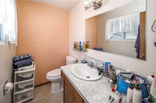 4012 Varsity Drive Nw, Calgary, AB - Indoor Photo Showing Bathroom